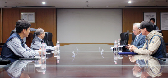 쌍용자동차는 노·노·사·정 4자 대표가 참석한 가운데 해고자 관련 복직합의서 조인식을 개최하고 실행계획 점검을 위한 '쌍용차 상생 발전위원회' 첫 운영회의를 가졌다고 21일 밝혔다. 이날 오전 평택 본사에서 최종식 쌍용차 대표이사와 홍봉석 노조 위원장, 김득중 금속노조 쌍용차지부 지부장, 문성현 대통령 직속 경제사회노동위원회 위원장이 합의서에 최종 서명했다. 4자 대표가 논의 중인 모습. <쌍용자동차 제공>